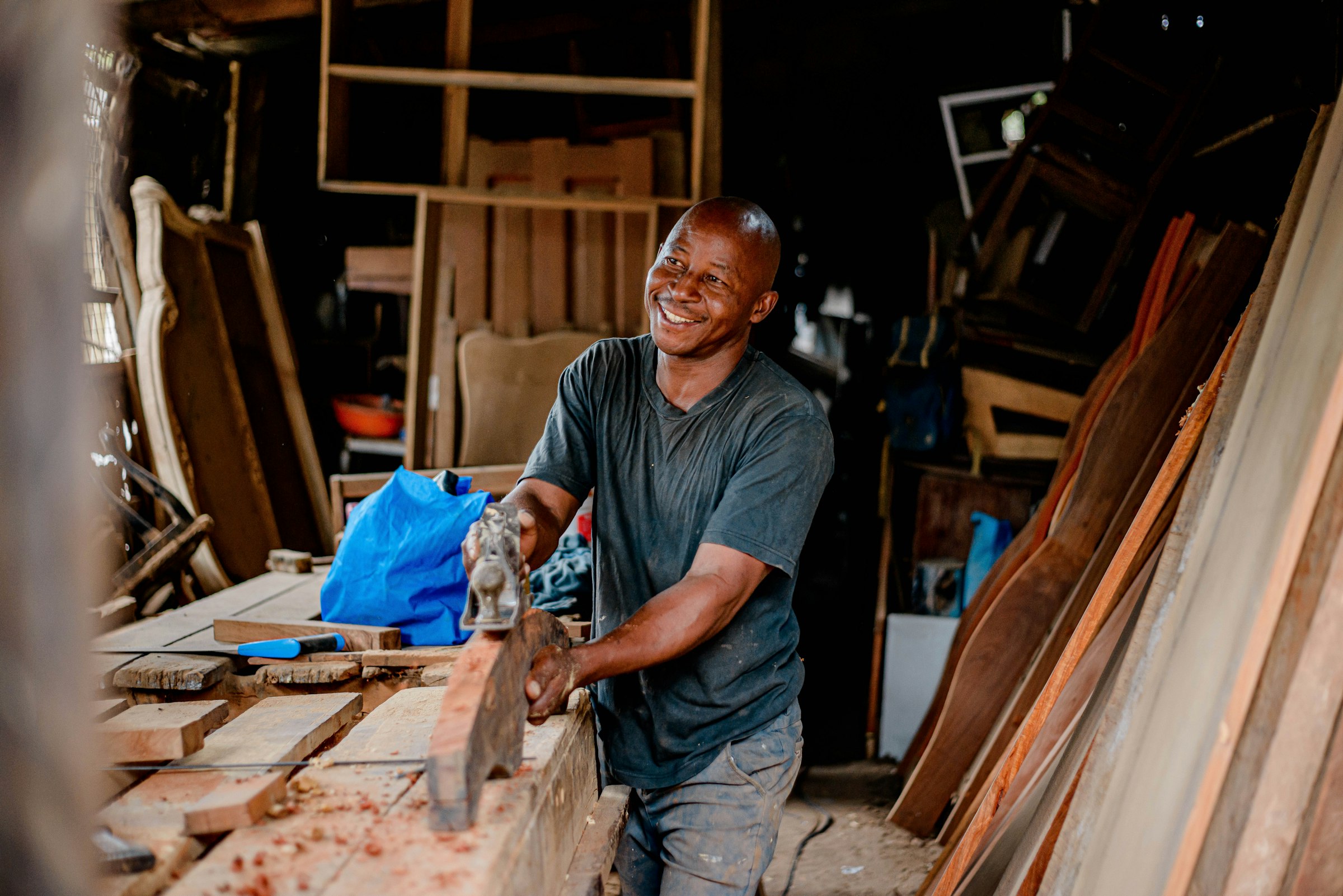 Artisan menuisier de l'entreprise Poujol dans son atelier